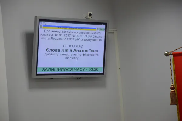 Диктатура та поезія: репортаж із сесійної зали Луцькради