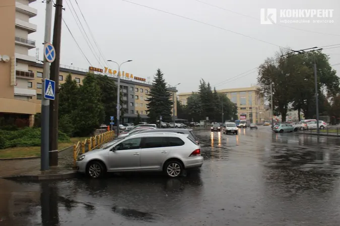 Раптова гроза в Луцьку: машини по колеса у воді (фото, відео)