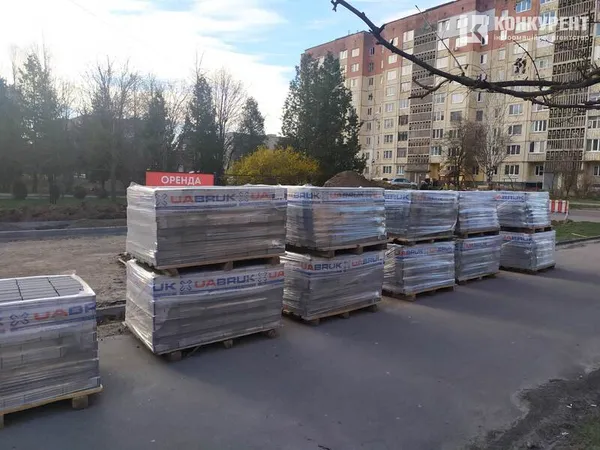 У Луцьку на вулиці Кравчука ремонтують заїзд (фото)
