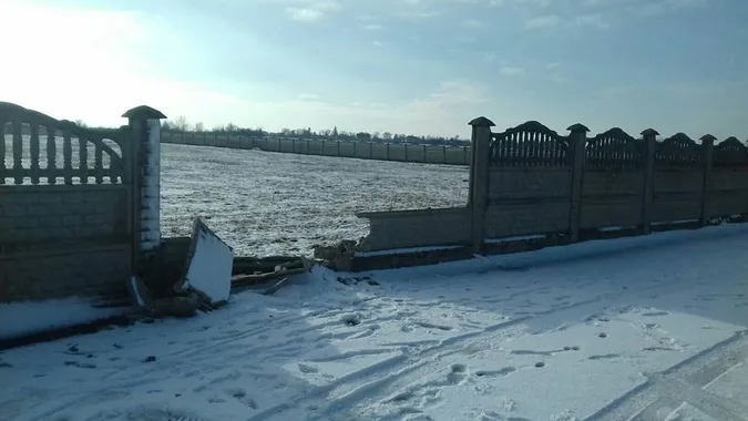 Біля Луцька авто «знесло» огорожу на цвинтарі (фото)