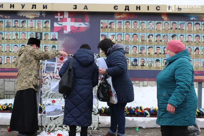 Лучани вшанували загиблих у боях під Дебальцево (фото)