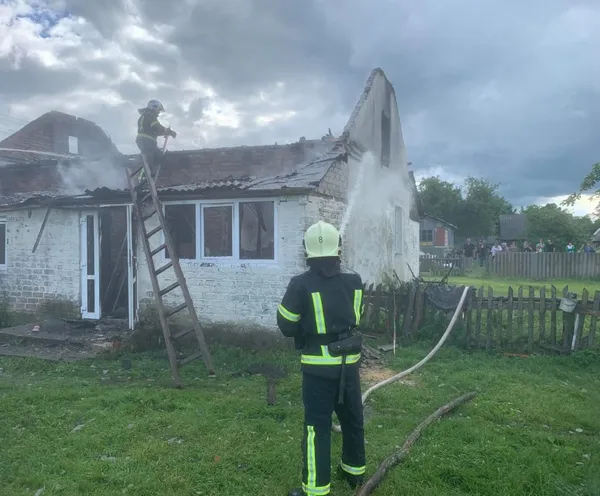 У неділю на Волині горіли будинок і легковик (фото)