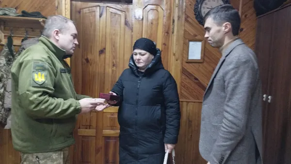 На Волині матері загиблого захисника вручили посмертний орден сина (фото)