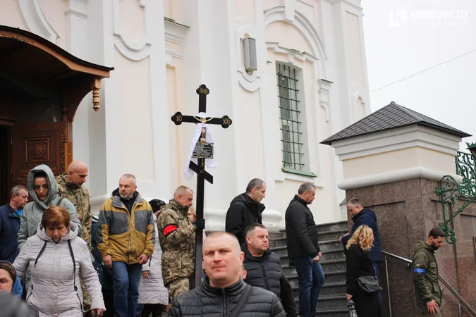 У Луцьку на колінах попрощалися зі ще одним загиблим Героєм (фото)
