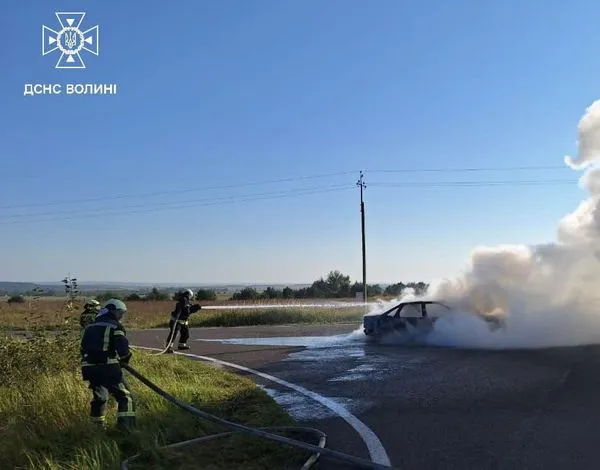 На Волині посеред дороги загорівся автомобіль (фото)