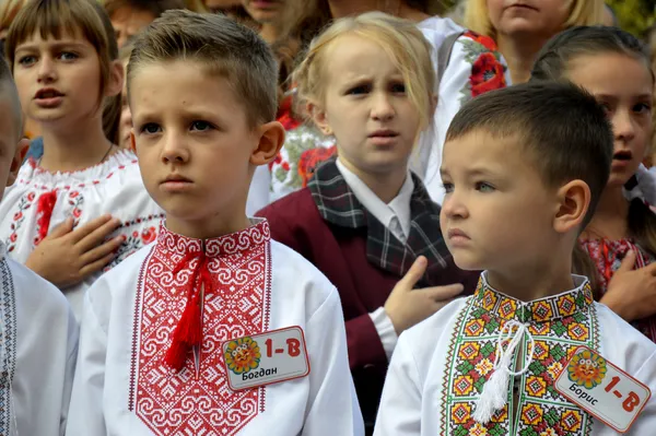 Як у луцькій школі № 1 зустріли першокласників (фото)