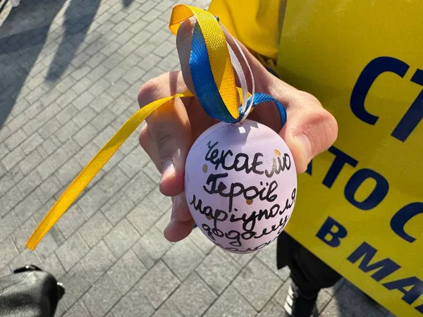 «Великодня надія»: у Луцьку рідні полонених та зниклих безвісти Героїв влаштували акцію (фото)