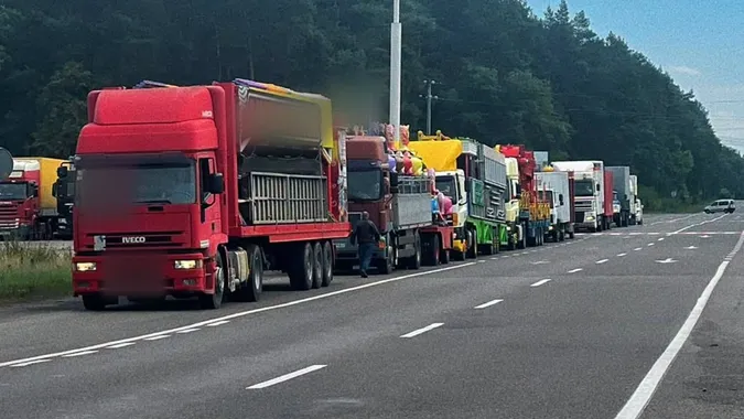 Везли пересувні атракціони: на Волині патрульні зупинили одразу 9 авто (фото)