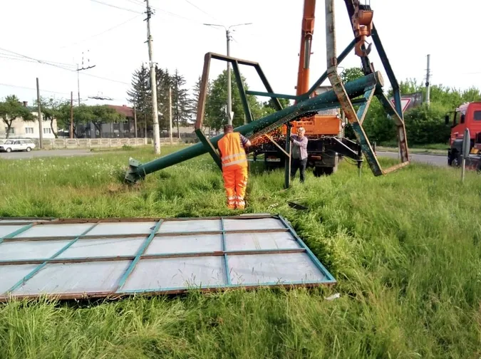 У Луцьку демонтували кілька великих білбордів (фото)