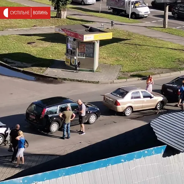 На перехресті Кравчука-Гордіюк – аварія: зіткнулися чотири автівки (фото)