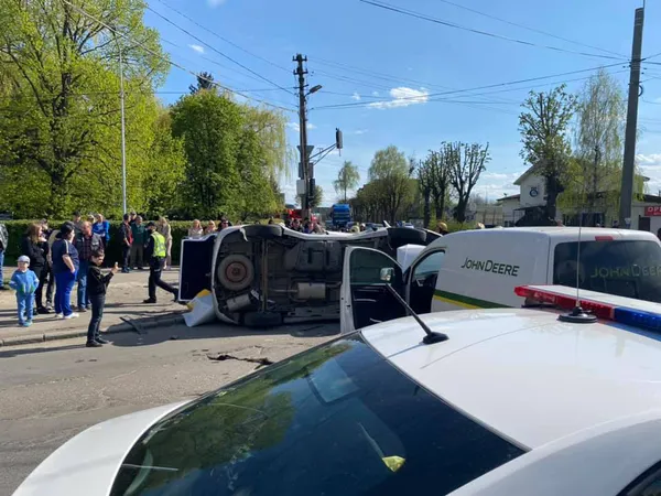 Аварія в Луцьку: від удару перекинувся автомобіль (фото, відео, оновлено)