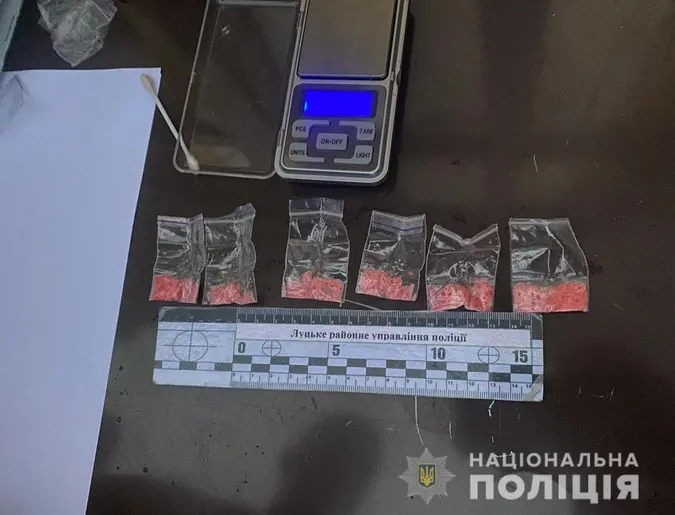 У Луцьку затримали 22-річного «закладника» з психотропами (фото, відео)