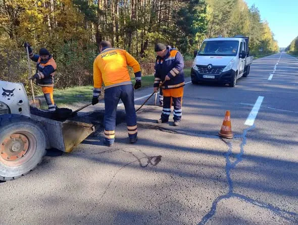 Латають ями і малюють розмітку: на Волині ремонтують дороги (фото)