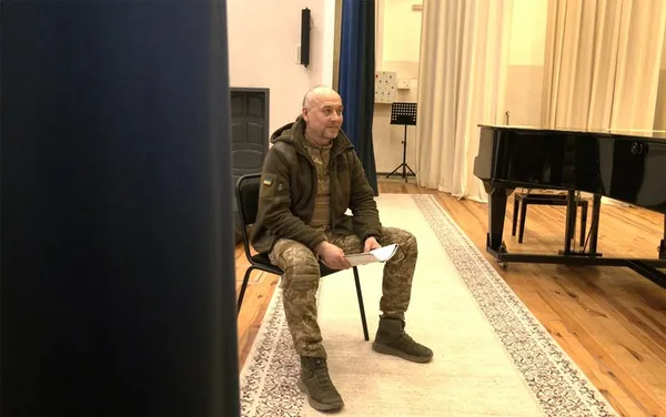 Викладач музики з Луцька на фронті замість барабанів грає на пеньках (відео)