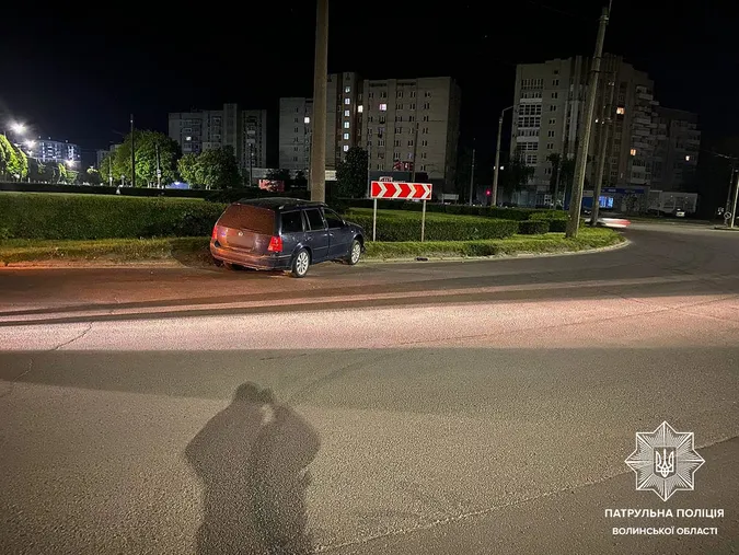 У Луцьку «фольксваген» влетів в електроопору: водій був п'яний (фото)