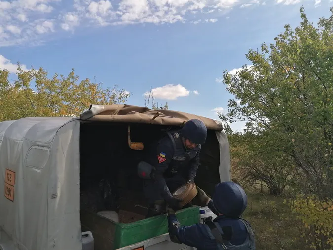 Волинські сапери очищують деокуповану територію від мін і снарядів (фото)