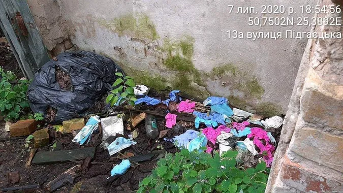 Під лабораторією в Луцьку знайшли купу використаних шприців і рукавиць (фото)