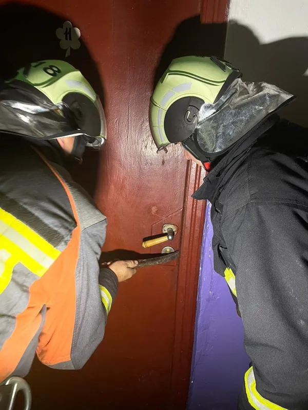 Довго не виходила на зв'язок: волинські рятувальники визволяли з будинку літню жінку (фото)