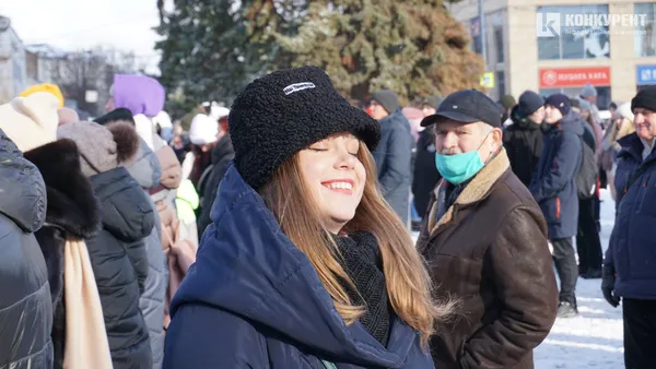 Свято єднання: у Луцьку розгорнули довжелезний стяг у День Соборності (фото, відео)