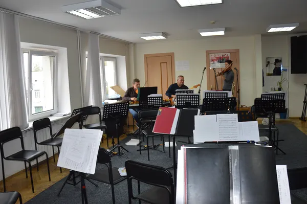 В кімнаті для репетицій оркестру майже завжди музика