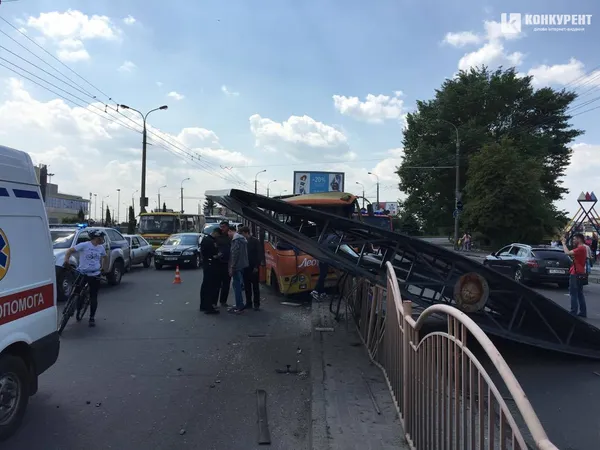 У Луцьку біля Там Таму маршрутка в'їхала в білборд (фото, відео)