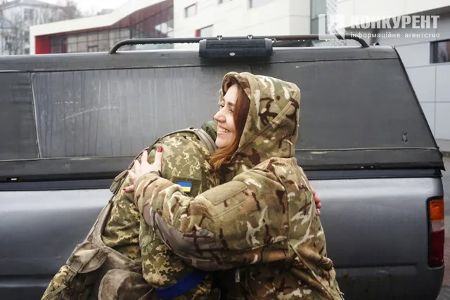Алла Надточій вітає військового