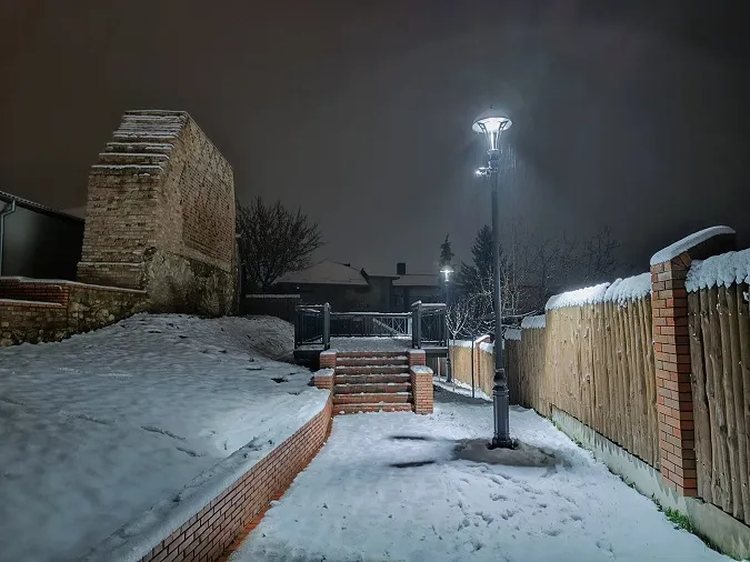Засніжений Окольний замок у Луцьку в листопаді (фото)