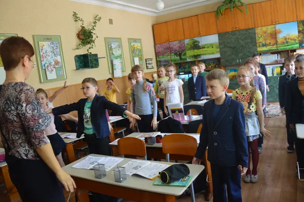 Добре вчитись в другій школі - і поспівати, і потанцювати можна під час уроку