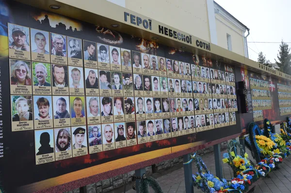 У Луцьку світлину чоловіка, якого помилково «поховали» під іменем героя Небесної сотні, зняли (фотофакт)