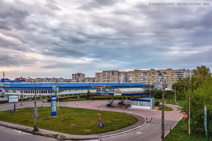 Фотограф показав весняні ранки на порожніх вулицях Луцька