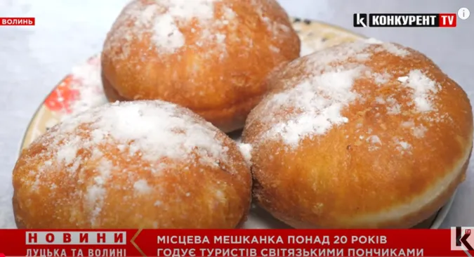Випікає понад 20 років: у чому секрет світязьких пончиків, які їдуть куштувати з усієї України (відео)