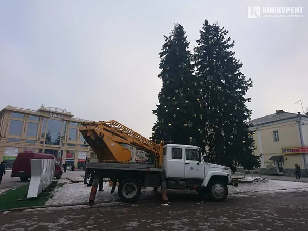 Свято закінчилося: із луцьких ялинок знімають прикраси (фото)