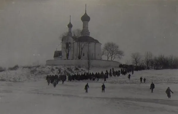 Церковна процесія поспішає до річки (на тлі храм Святого Василія), Володимир, 1917.