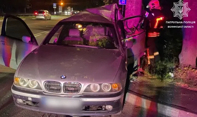 Нічна ДТП на Соборності у Луцьку: 21-річна водійка BMW на швидкості в’їхала в електроопору (фото)