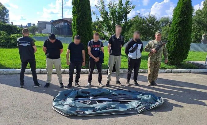 Волинянин і його спільники хотіли переплисти Тису на гумовому човні (фото)