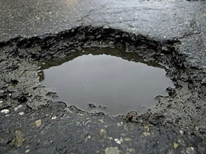 Батьки носять дітей у садочок на руках через зруйновану в Луцьку доріжку