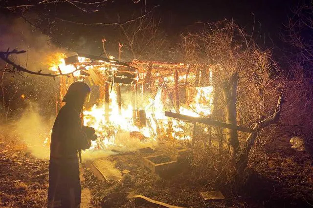 На Волині через паліїв трави згоріла господарська будівля (відео)