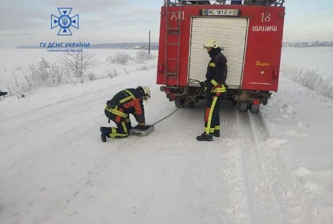 На Волині бус злетів у кювет – витягнули рятувальники (фото)