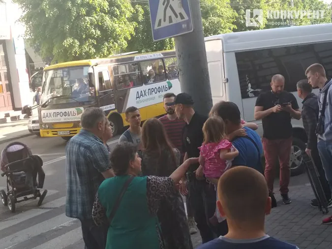 У Луцьку на переході автомобіль наїхав на жінку з коляскою (фото)