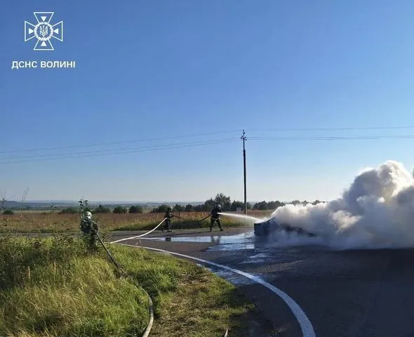 На Волині посеред дороги загорівся автомобіль (фото)