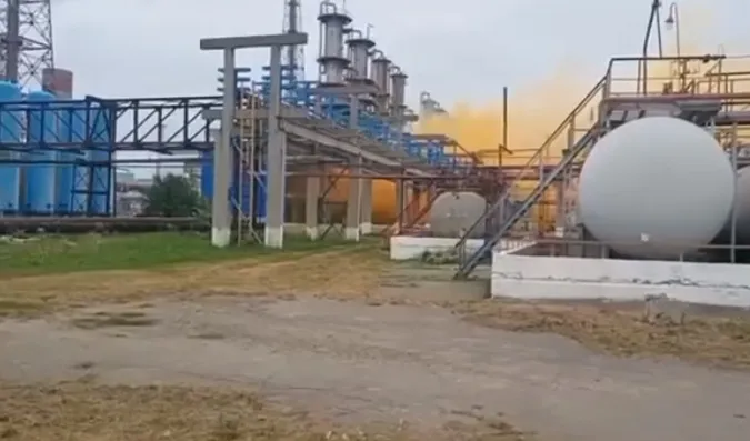 Під Рівним на заводі трапився вибух: на місто суне жовта хмара (відео)