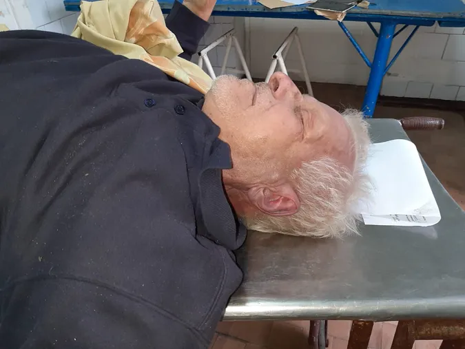 У Ковелі на зупинці знайшли тіло чоловіка: просять допомогти встановити особу (фото 18+)