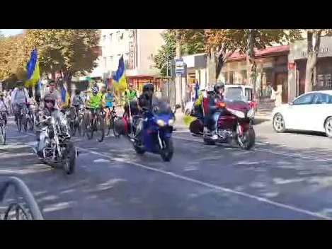 З байкерами і поліцією: у Луцьку – велопробіг у вишиванках (фото, відео)