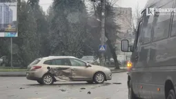 Не надав перевагу: як у Луцьку «рено» порушує ПДР (фото)