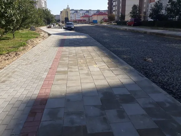 Показали, як у Луцьку ремонтують дорогу біля 27-ї школи (фото)