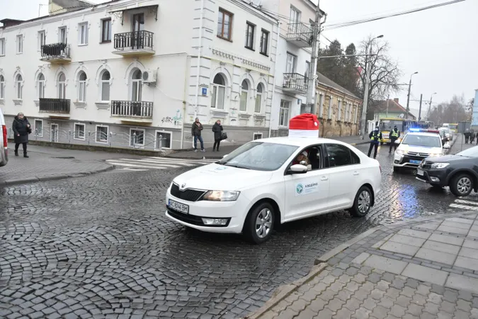 У Луцьку таксисти перетворилися на Святих Миколаїв (фото)