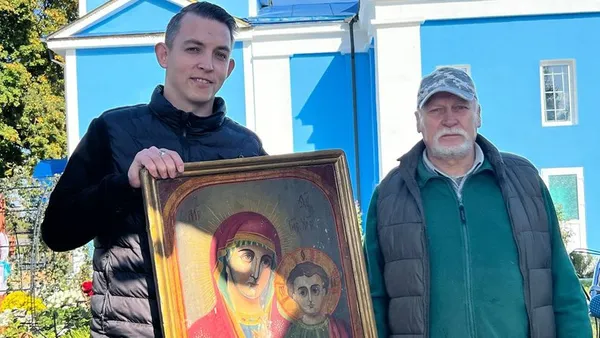 На Волині на дзвіниці храму знайшли хрест із двоголовим орлом і приховану ікону (фото)