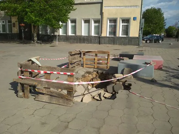 На вулиці Лесі Українки обвалилася земля (фото)