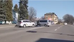 У Володимирі-Волинському бус наїхав на поліцейського (відео)