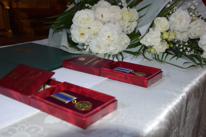 У Луцьку родини загиблих прикордонників отримали відзнаки захисників (фото)